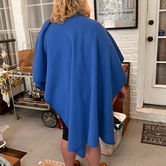 25% off of listed price.Vintage cape/wrap. Very warm. Used but in good condition - Picture 2 of 4